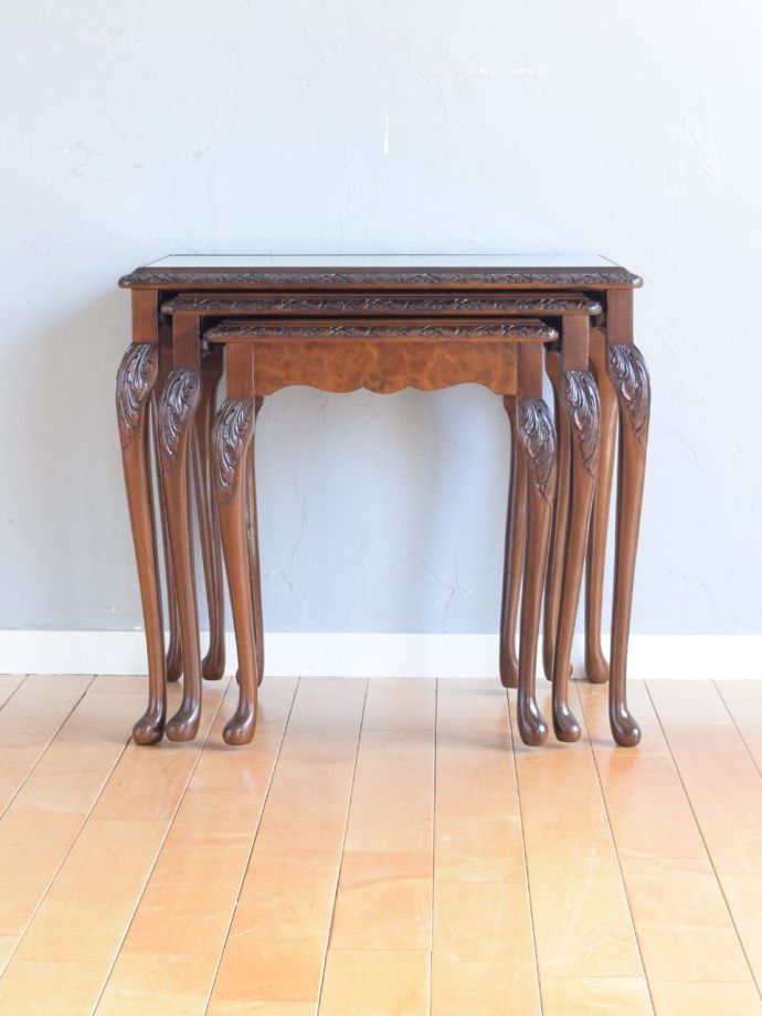 アンティークのネストテーブル