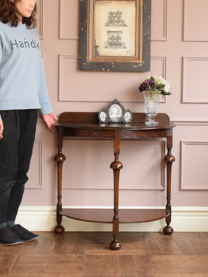 英国アンティークのコンソールテーブル