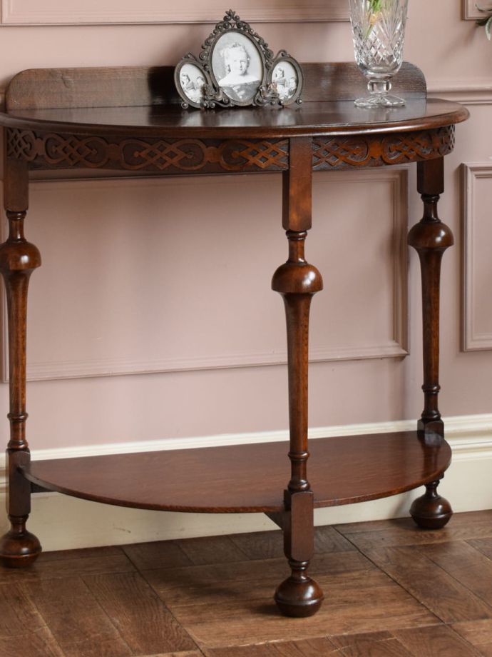 アンティーク家具らしさが漂うコンソールテーブル