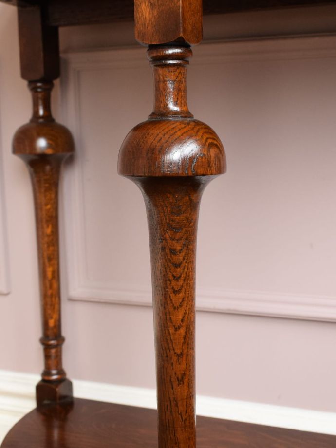 英国アンティーク家具らしい装飾