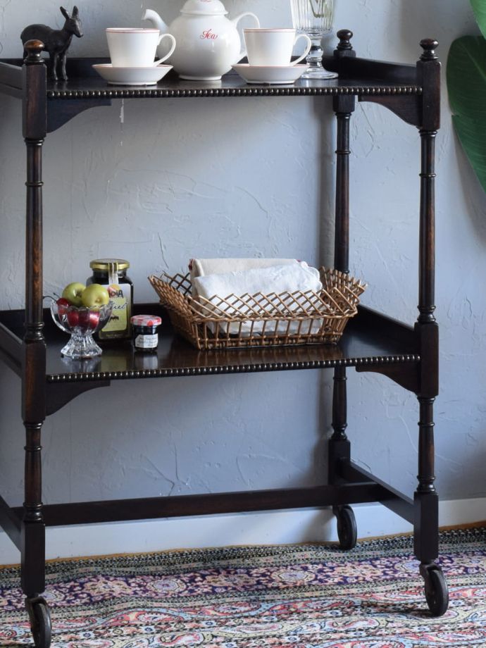 アンティーク家具らしさが漂うワゴン