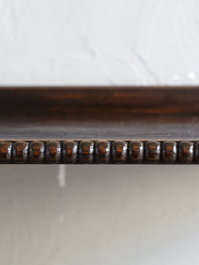 英国アンティーク家具らしい装飾