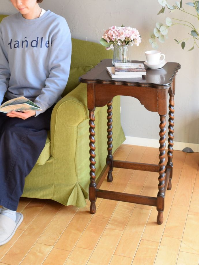 アンティークのオケージョナルテーブル