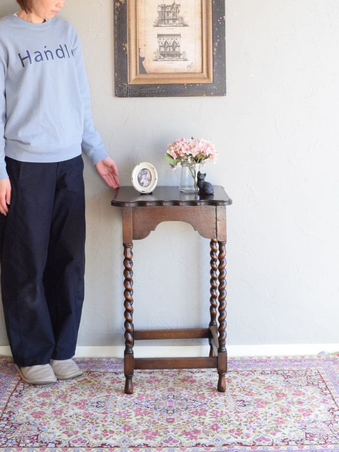 アンティークのオケージョナルテーブル