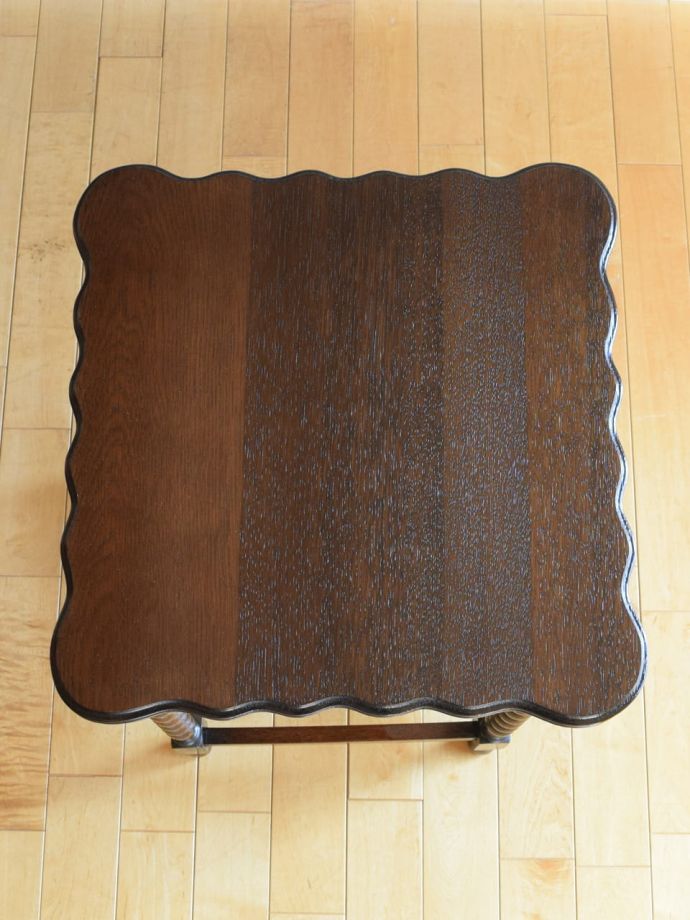 アンティークのサイドテーブルの天板