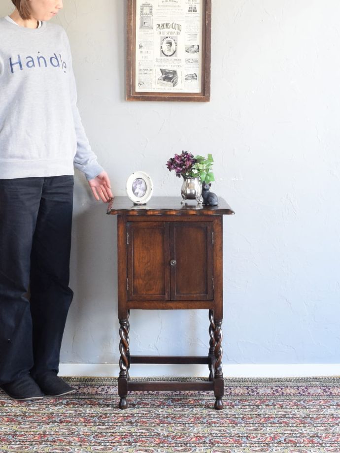 アンティークのサイドキャビネット