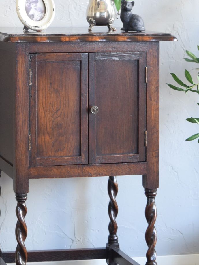 アンティーク家具らしい美しい杢目