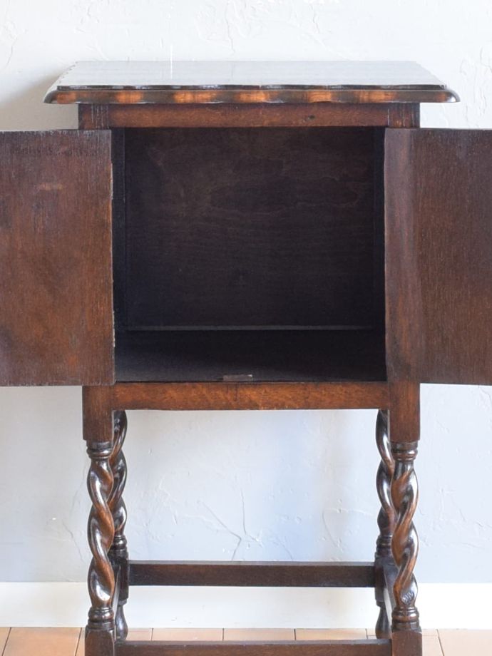 サイドキャビネットの扉の中