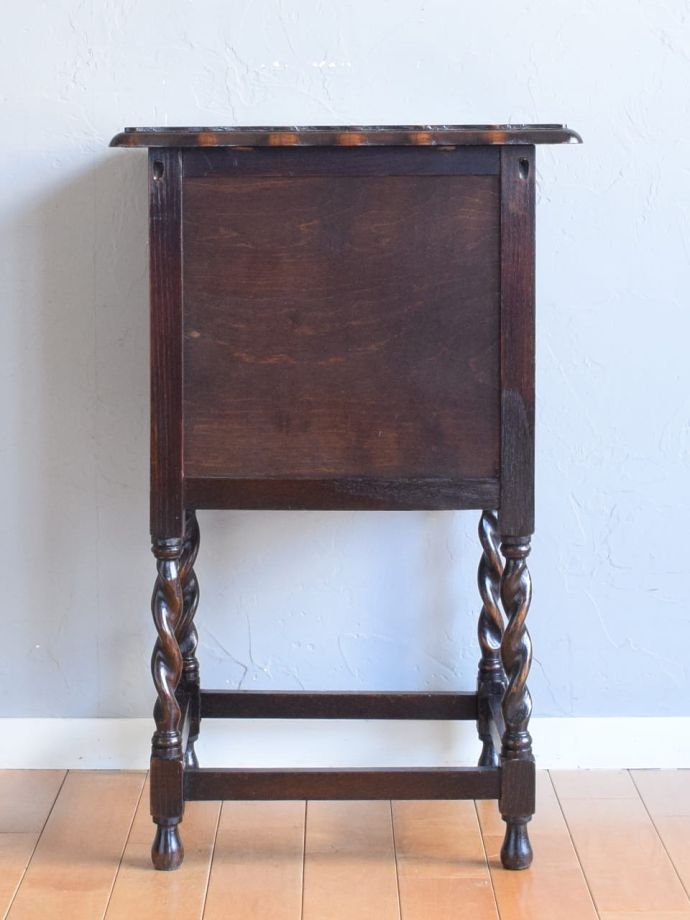 サイドキャビネットの後ろ姿