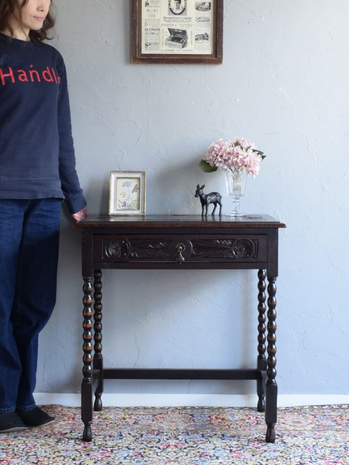 英国アンティークのコンソールテーブル