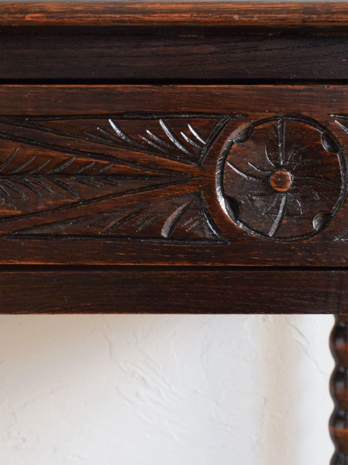 英国アンティーク家具らしい彫