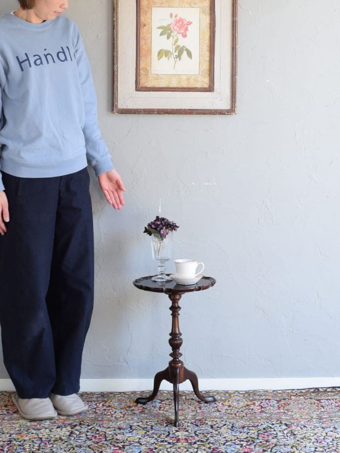 アンティークのサイドテーブル