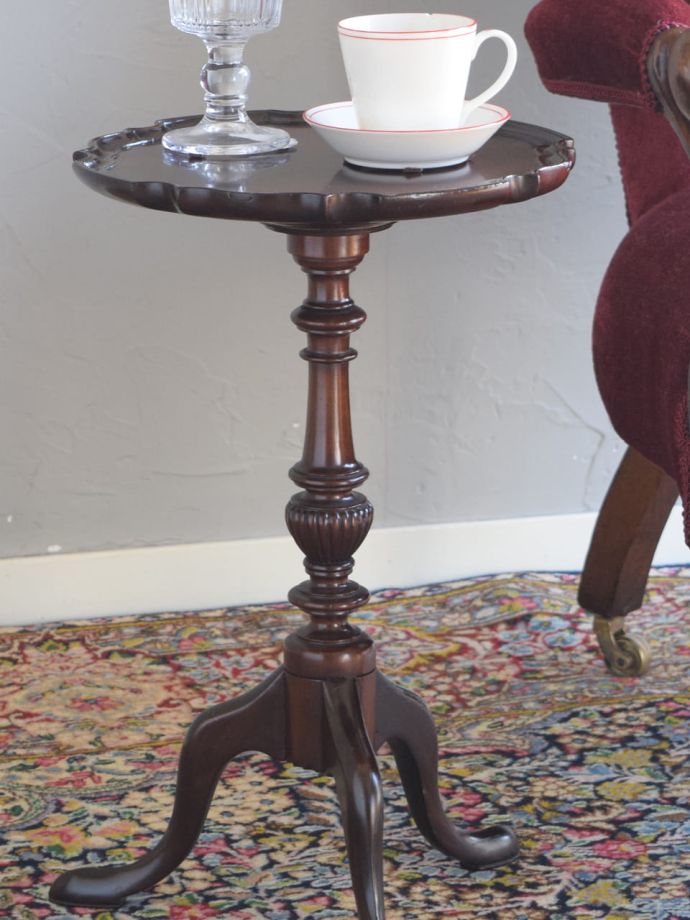 英国スタイルのアンティークテーブル