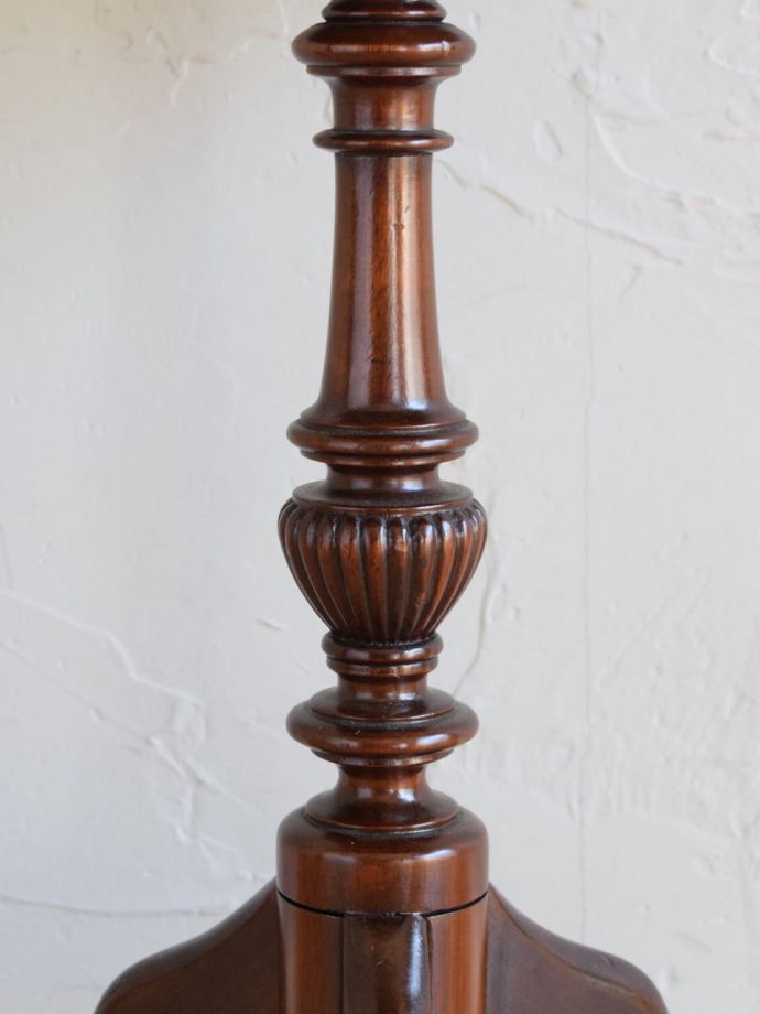 英国アンティーク家具らしい装飾