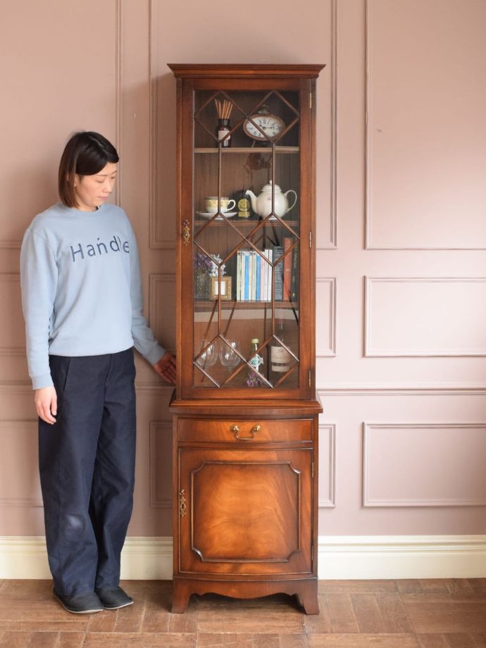 英国アンティークのキャビネット