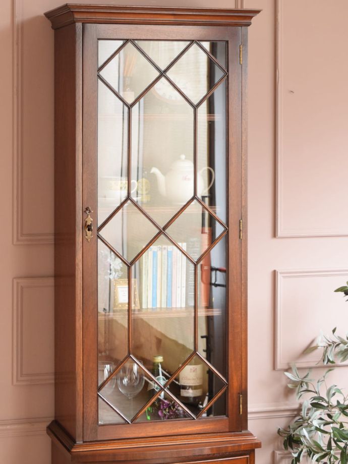 アンティーク家具らしさが漂うキャビネット