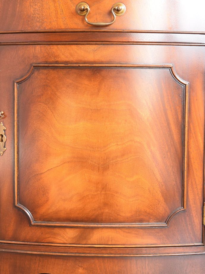 英国アンティーク家具らしい装飾