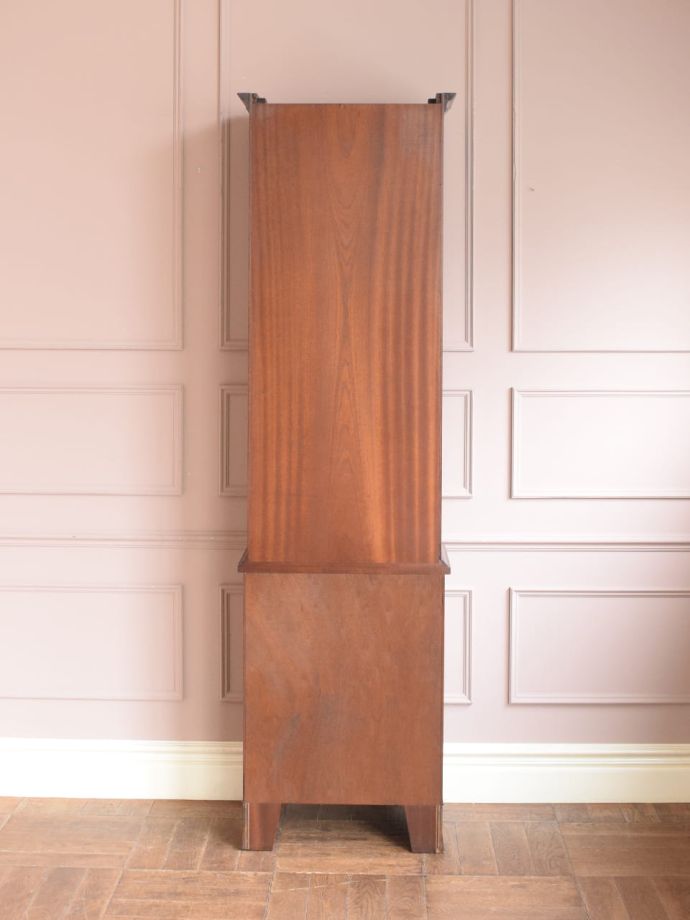 ガラスキャビネットの後ろ姿