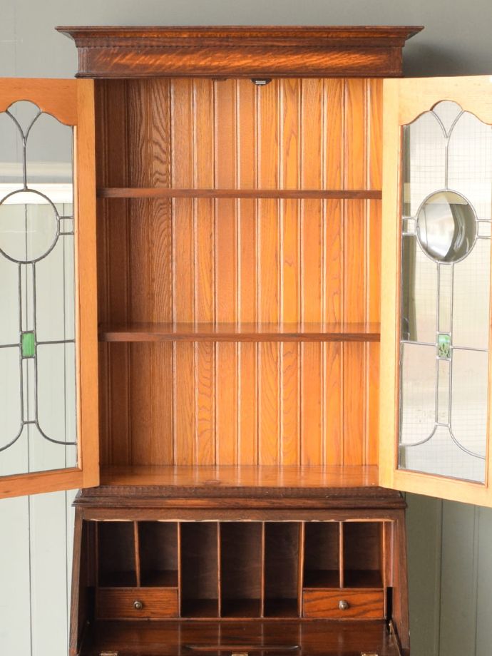 ビューローキャビネットの扉の中