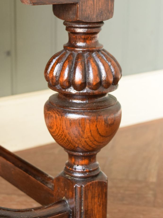 ビューローの華やかな装飾