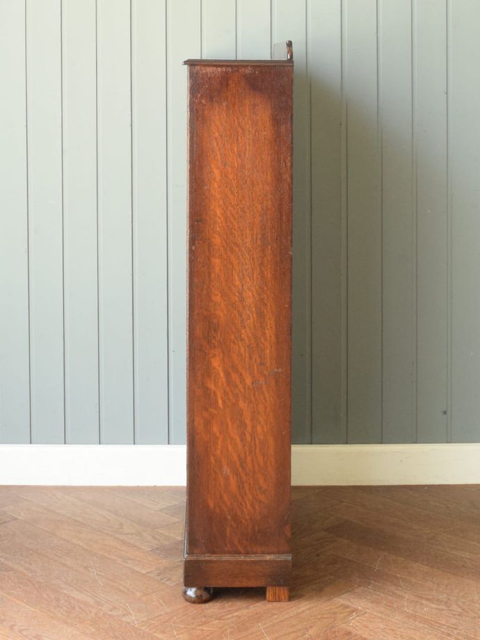 オープンシェルフの側面