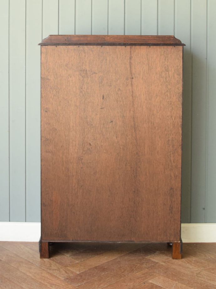 オープンシェルフの後ろ姿