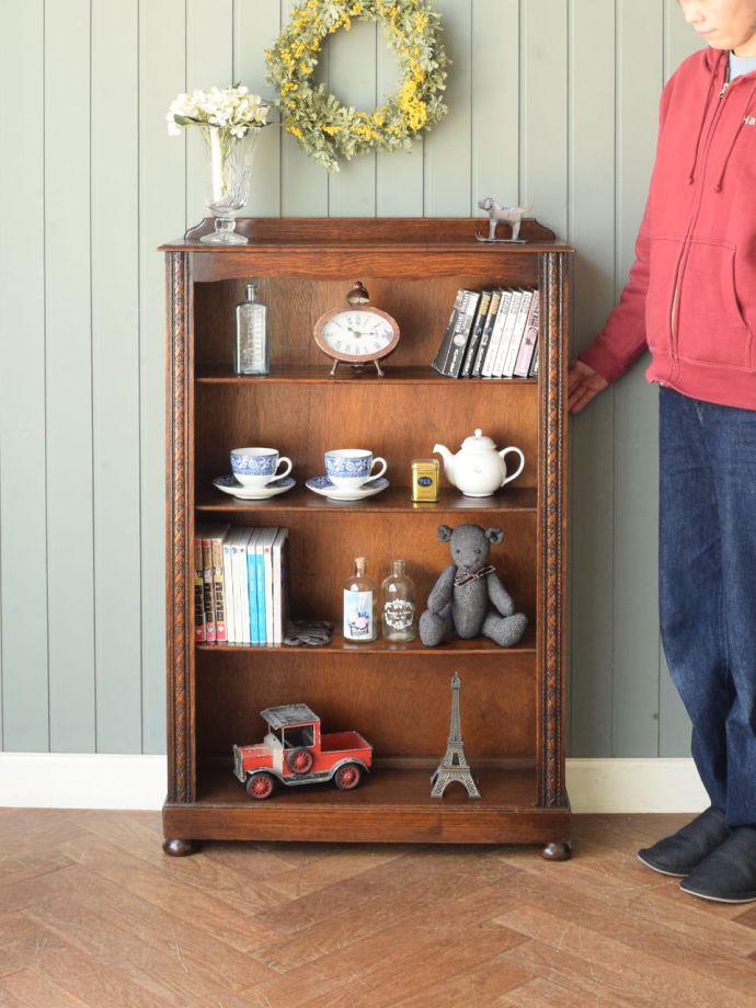 アンティークのオープンシェルフ