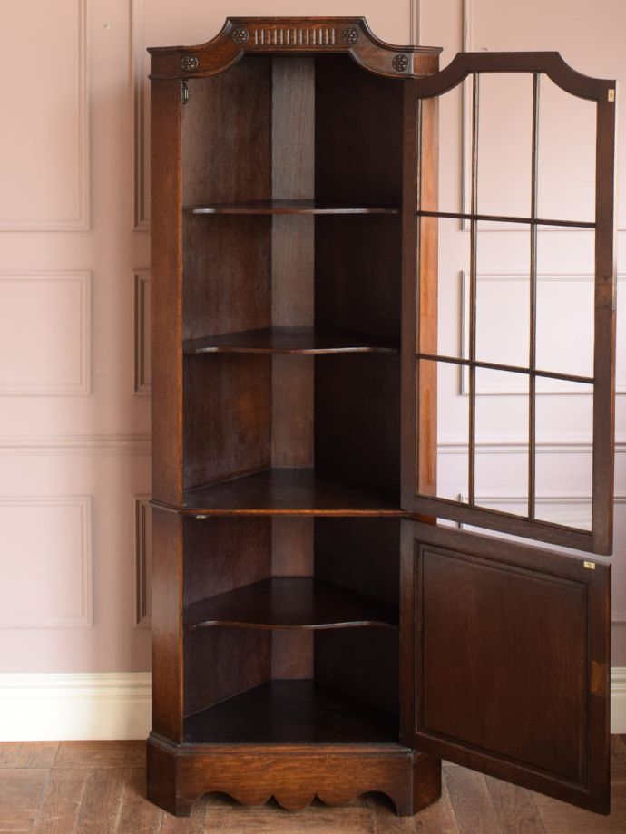 コーナーキャビネットの扉の中