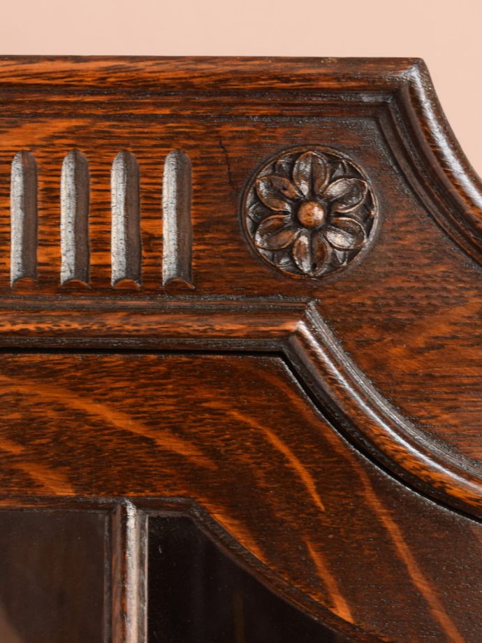 英国アンティーク家具らしい彫