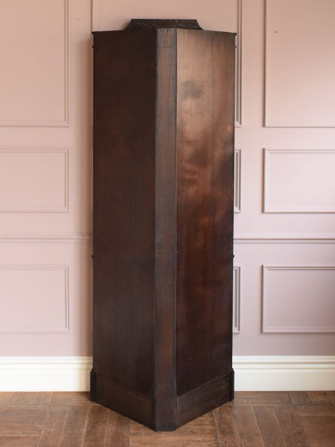 キャビネットの後ろ姿