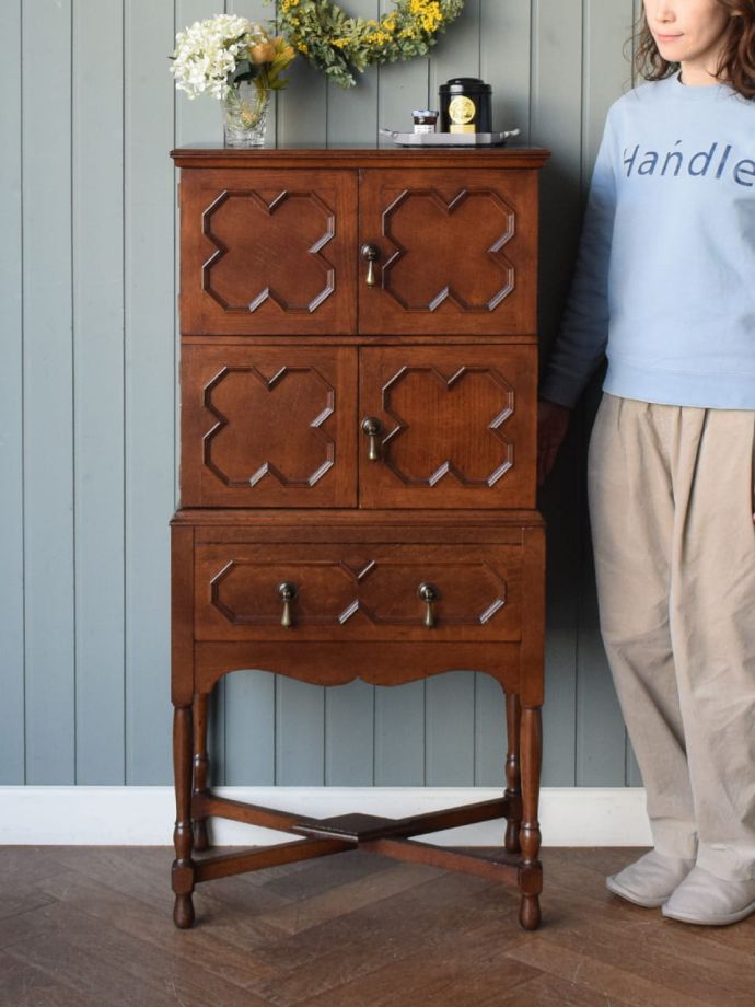 英国アンティークのキャビネット