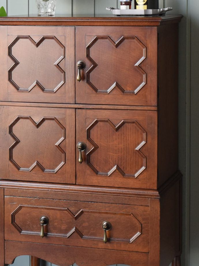 アンティーク家具らしい美しい杢目