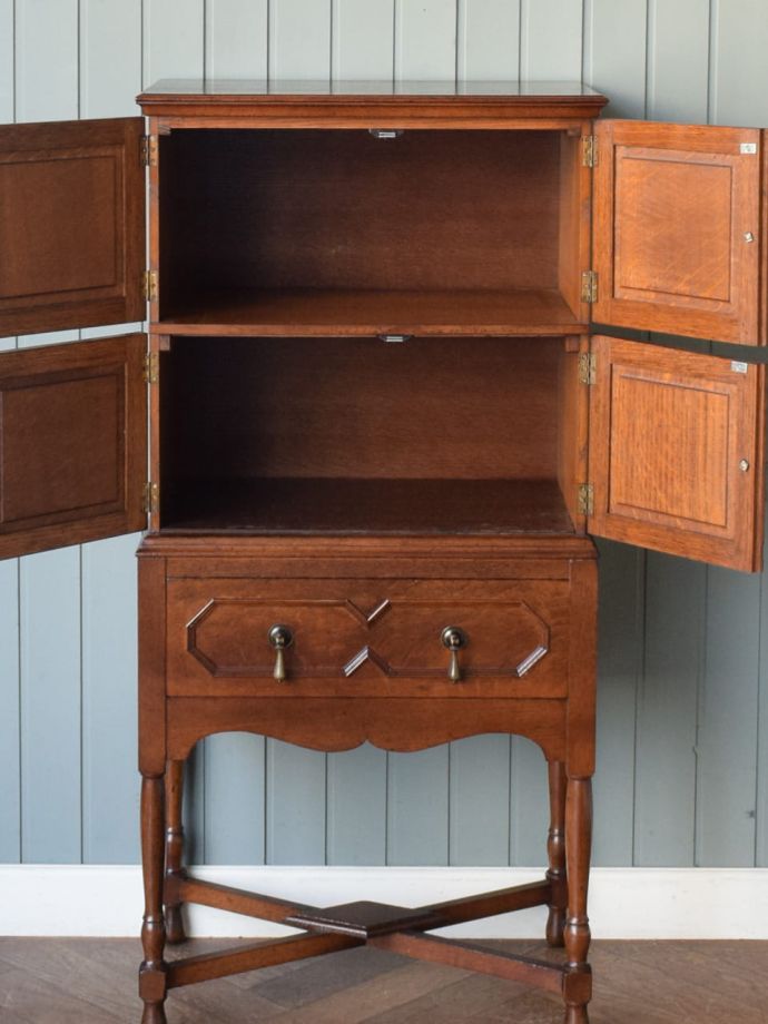 アンティークキャビネットの扉の中