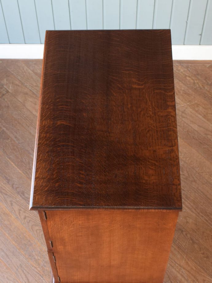 アンティークキャビネットの天板