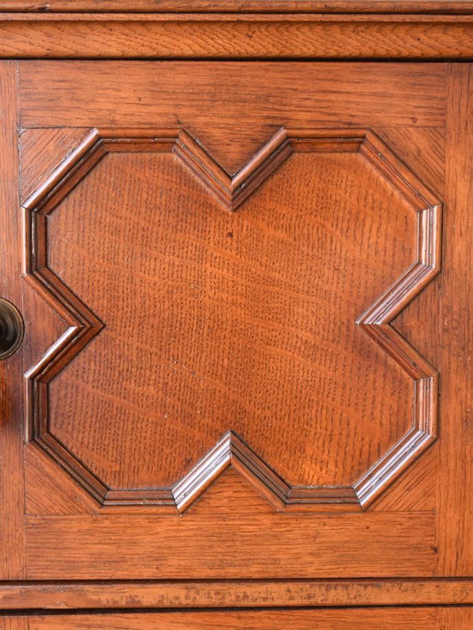 アンティークキャビネットの装飾