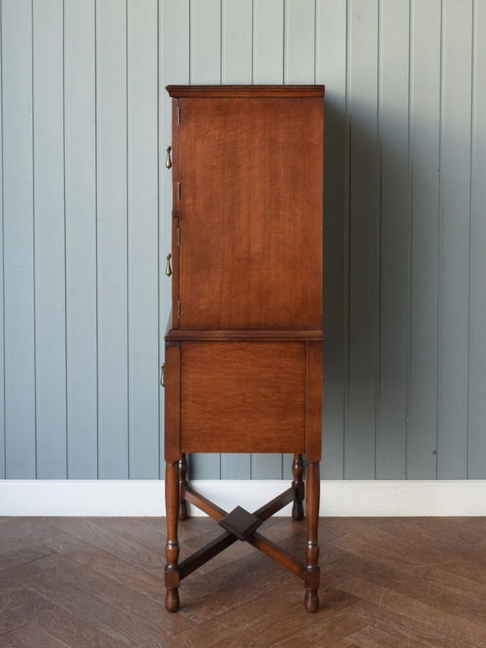 アンティークキャビネットの側面