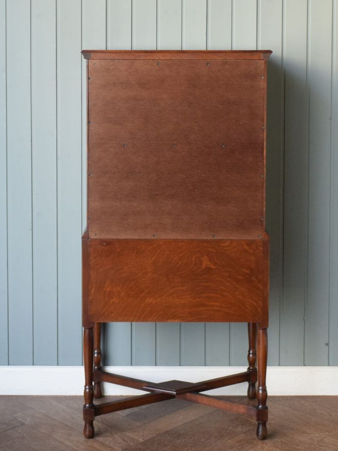 アンティークキャビネットの後ろ姿