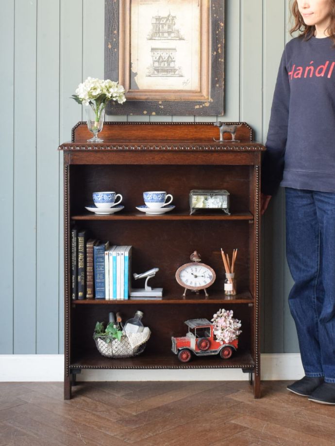 アンティークのオープンシェルフ