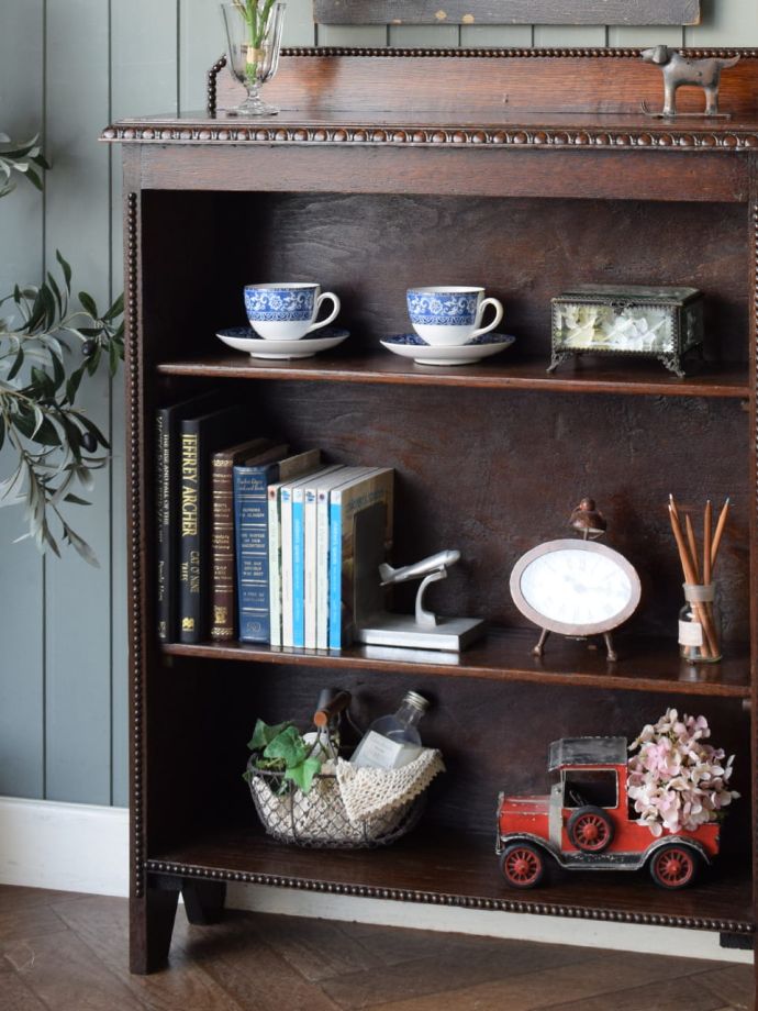 アンティーク家具らしい美しい木目