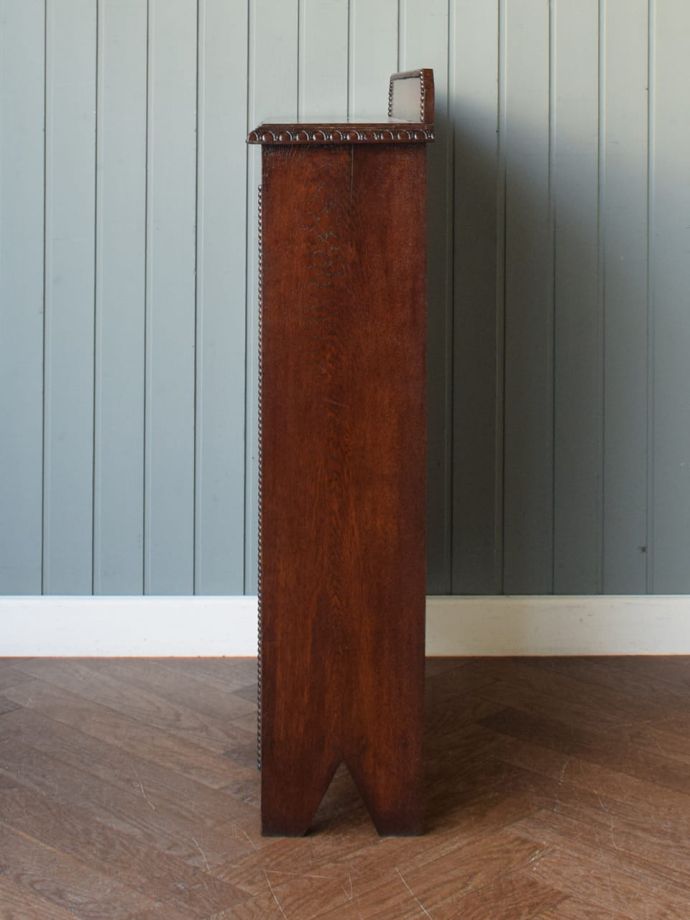 オープンシェルフの側面