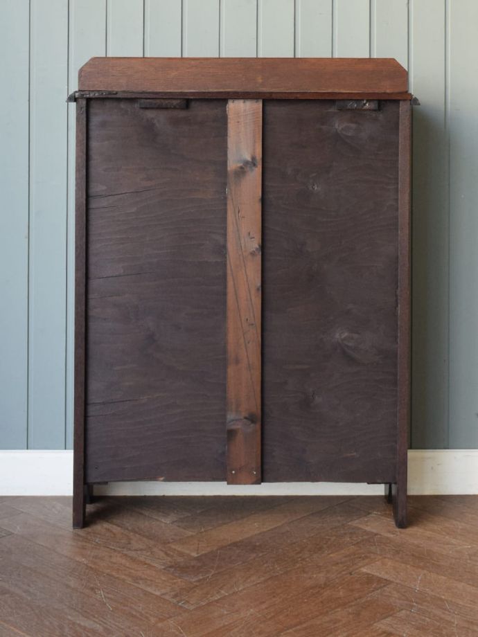 オープンシェルフの後ろ姿