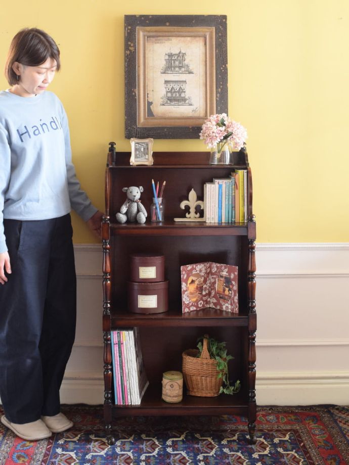 アンティークのオープンシェルフ