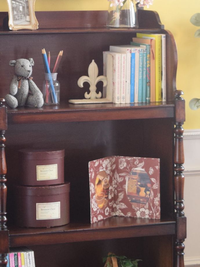 アンティーク家具らしい美しい木目