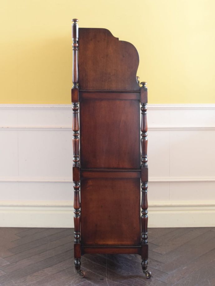 オープンシェルフの側面