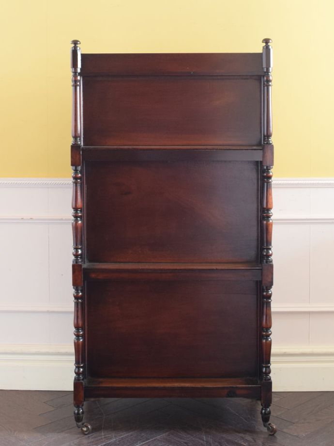 オープンシェルフの後ろ姿