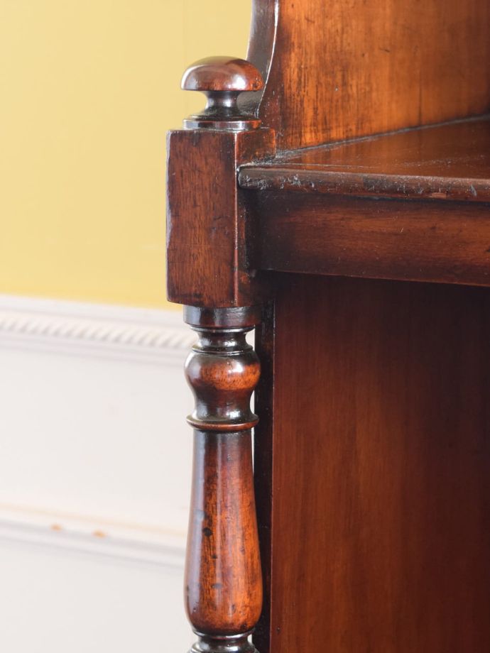 英国アンティーク家具らしい装飾