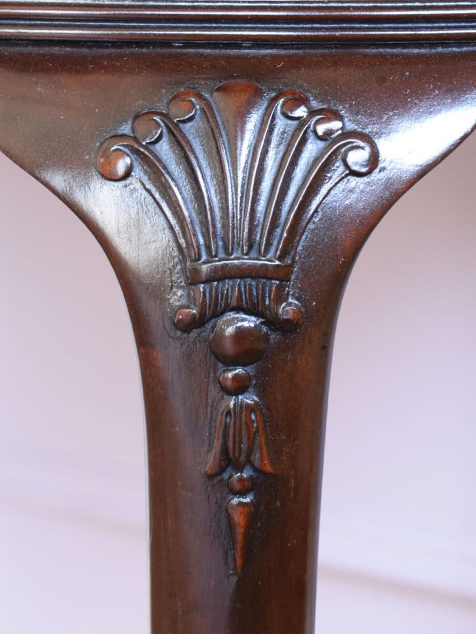 英国アンティーク家具らしい装飾