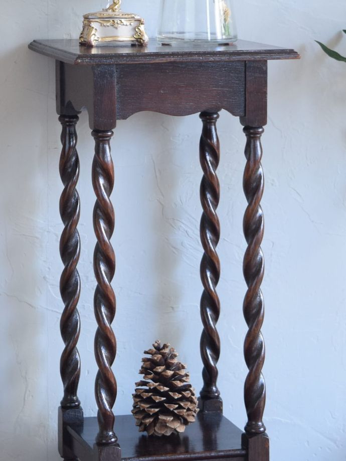 英国のアンティーク家具らしいデザイン