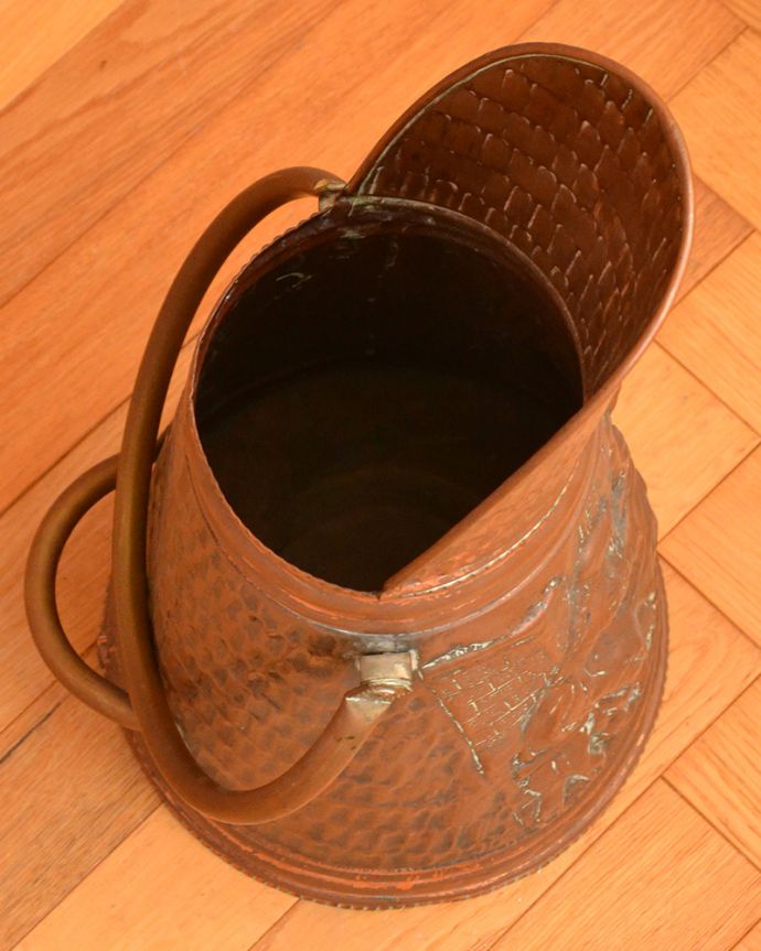 アンティーク 真鍮の雑貨 アンティーク雑貨 銅製のアンティークコールバケツ、英国から届いたアンティーク。上から見ると…傘たてや、ドライフラワーを入れればインテリアとして素敵にお使いいただけます。(j-098-z)