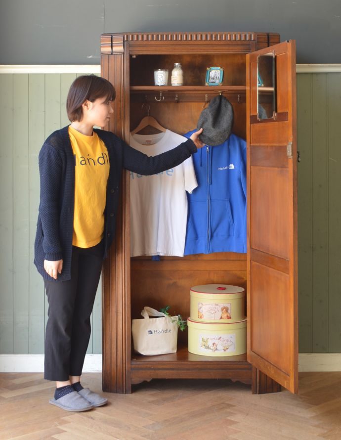 アンティークのキャビネット アンティーク家具 英国スタイルのアンティーク家具、ミラー付きのワードローブ。実は隠れた人気モノのアンティークアンティーク家具の中でリクエストが多いワードローブ。(j-1178-f-1)